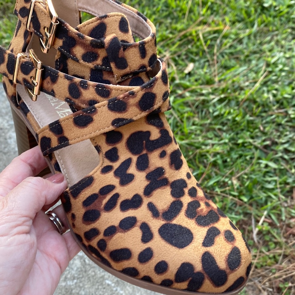 Bella Marie EUC Womens Ankle Strap 3” Animal Print Heel Boot - Sz 7 😎